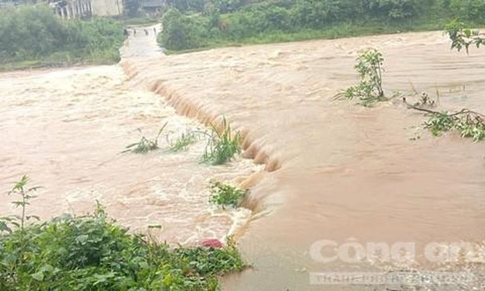 Cầu tràn Đăk Ák tiếp tục bị ngập, gây chia cắt.