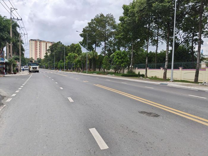 Hồi tháng 6/2026, trước khu vực Bến xe An Phú xất hiện ổ gà trên mặt đường vừa được trảm nhựa.