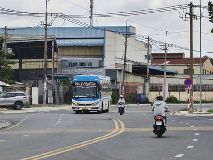 Đường Bùi Thị Xuân dài hơn 2km, vừa được nâng cấp cải tạo nhưng có dấu hiệu xuống cấp.