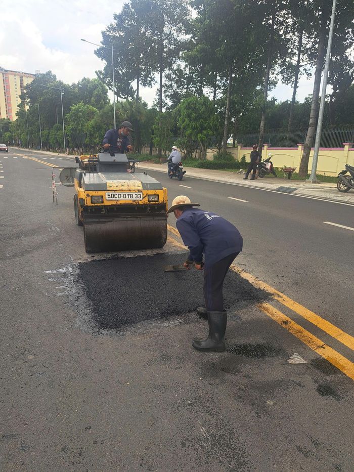 Ngay sau đó, đơn vị thi công đã đắp vá lại "ổ gà" sau khi nhận phản ánh.