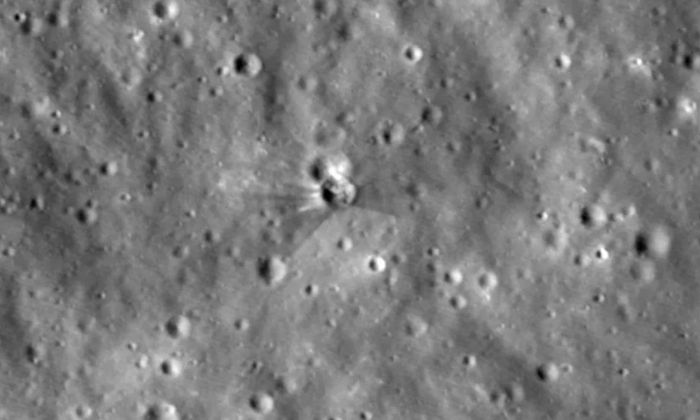Vị trí và cận cảnh hố trên bề mặt Mặt trăng xảy ra do tên lửa va chạm - Ảnh: KASA/NASA