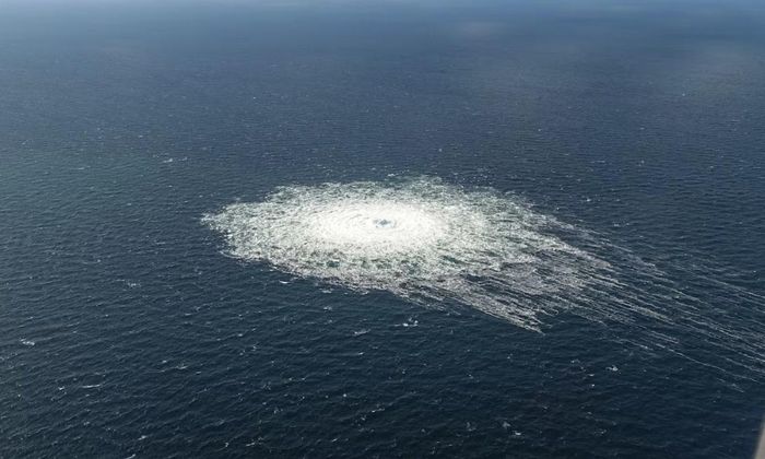 Khí rò rỉ tạo ra bóng khí nổi lên mặt nước khi đường ống Nord Stream 2 bị phá huỷ vào năm 2022 - Ảnh: Reuters