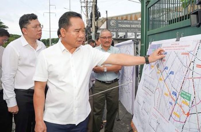 Đoàn công tác khảo sát dự án trọng điểm trục Đông - Tây (đường Võ Văn Kiệt nối dài) 