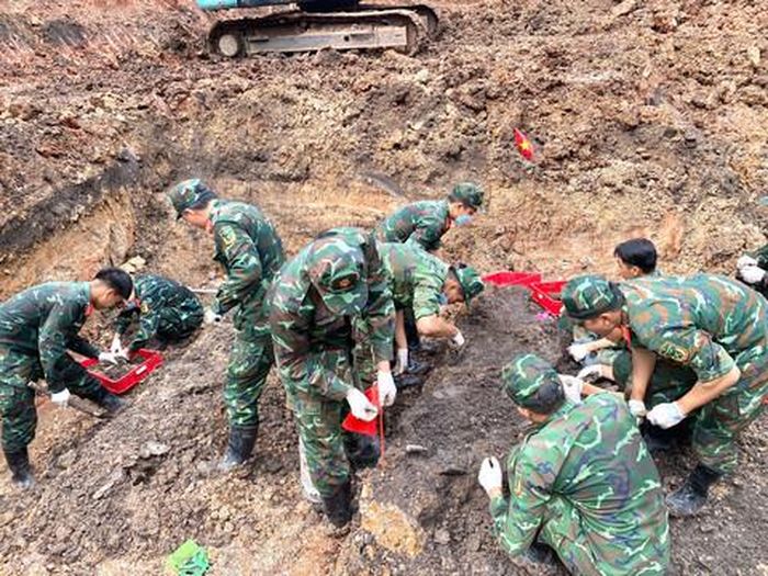 Trong ngày 19/8, lực lượng chức năng phát hiện, quy tập 11 bộ hài cốt liệt sĩ và 5 bộ di vật tại Khu B
