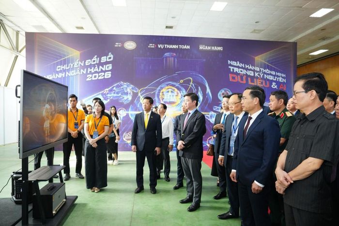 Thứ trưởng Bộ Khoa học và Công nghệ Bùi Hoàng Phương cùng các đại biểu tham quan các gian hàng tại sự kiện Chuyển đổi số ngành Ngân hàng năm 2026.
