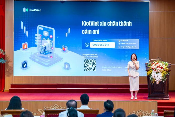 Bà Huỳnh Thị Ngọc Quỳnh, Trưởng phòng Kinh doanh Công ty Cổ phần Công nghệ KiotViet giới thiệu các công cụ số hóa bán hàng theo hướng đơn giản, tiết kiệm chi phí.