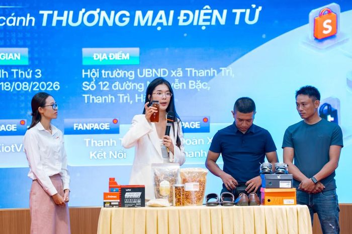 Chuyên gia livestream Lương Ý Như hướng dẫn cách xây dựng không gian livestream cho các hộ kinh doanh.