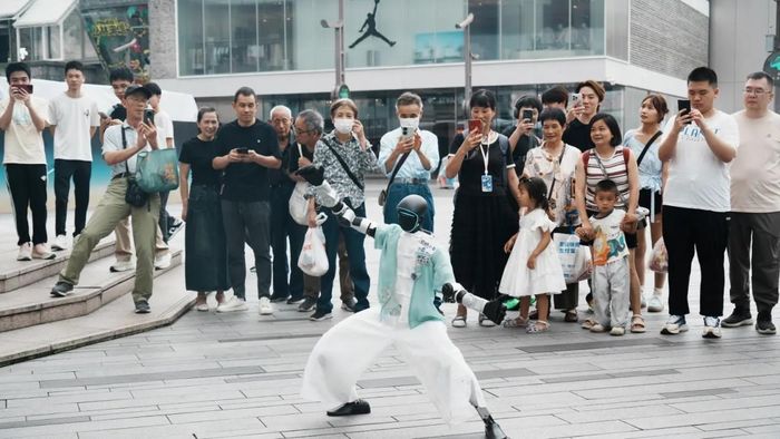Một robot hình người Unitree G1 biểu diễn võ thuật và múa cho du khách tại khu thắng cảnh Hồ Tây vào ngày 17/6 tại Hàng Châu, tỉnh Chiết Giang, Trung Quốc. Ảnh: Getty.