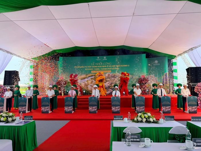 Các đại biểu ấn nút khởi công dự án. Ảnh: Thanh Hà