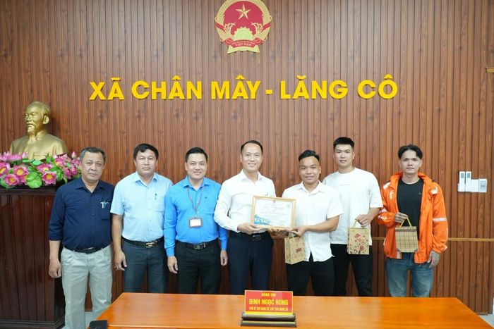 Ông Đinh Ngọc Hùng Chủ tịch UBND xã Chân Mây – Lăng Cô trao Giấy chứng nhận ghi nhận hành động tử tế cho nhóm “Sạch đường Sạch làng”