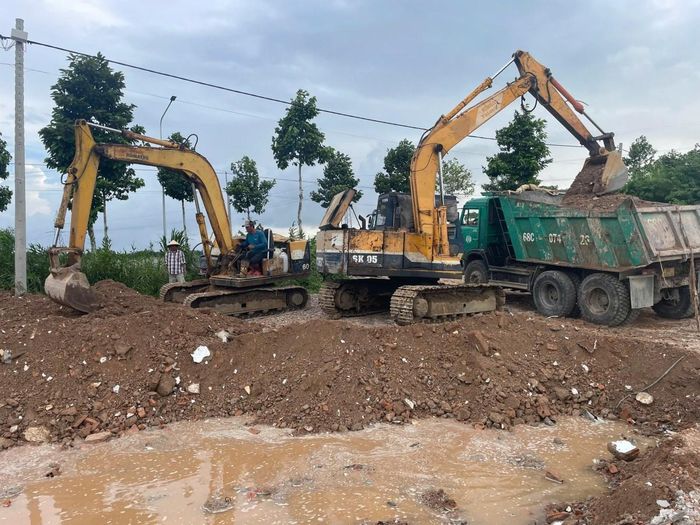 Mặt bằng được san lấp bằng xà bần từ công trình Bệnh viện đa khoa tỉnh Kiên Giang (cũ). Ảnh: Công an tỉnh An Giang