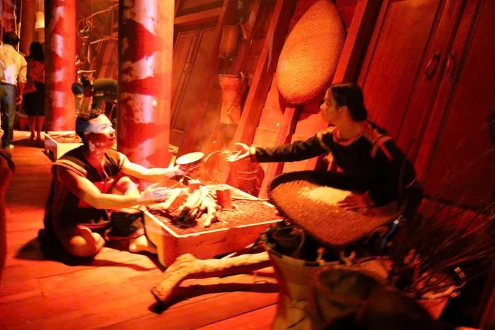 Du khách trải nghiệm không gian văn hóa truyền thống bên trong ngôi nhà dài Ê Đê.