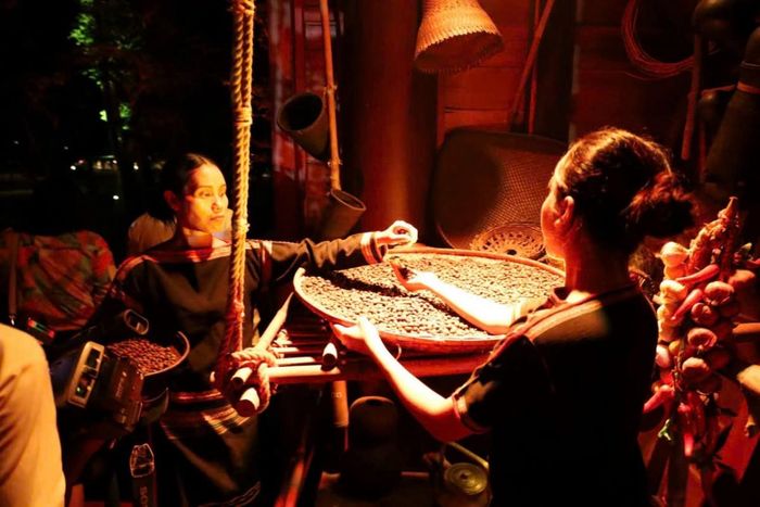 Không gian tái hiện đời sống, phong tục và trang phục truyền thống của một gia đình trẻ Ê Đê.