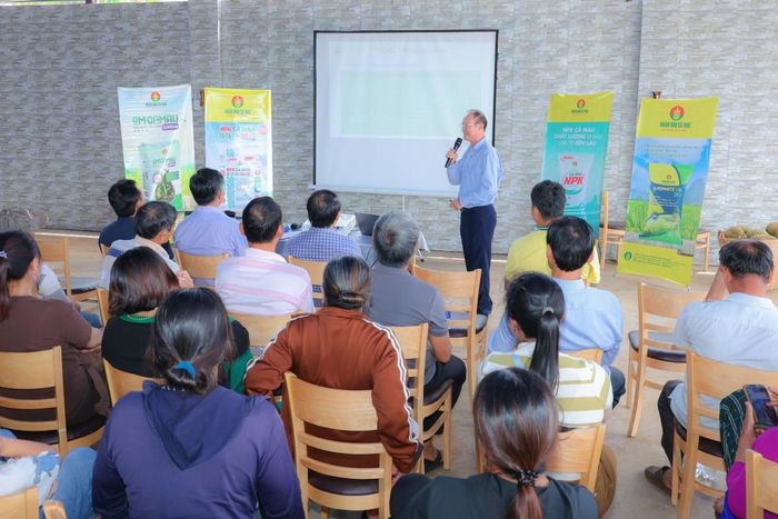 Hình ảnh: ThS. Hồ Công Trực (Giám đốc Trung tâm Nghiên cứu Đất, Phân bón và Môi trường Tây Nguyên) công bố kết quả của mô hình 