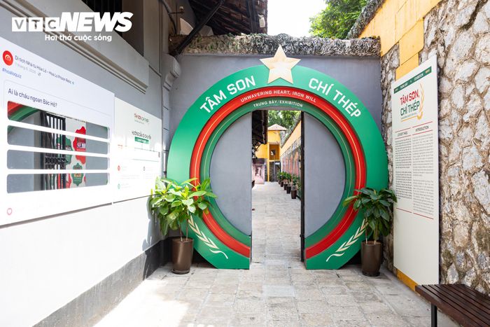 Trưng bày gồm 3 nội dung chính: “Sự ra đời của lực lượng Công an Nhân dân”, “Tâm son, chí thép” và “Tiếp bước cha anh - Giữ vững bình yên Tổ quốc”, qua đó giới thiệu quá trình hình thành, chiến đấu và trưởng thành của lực lượng Công an Nhân dân qua các thời kỳ lịch sử.