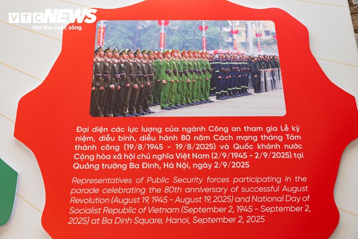 Không chỉ tái hiện lịch sử, chuyên đề còn giới thiệu hình ảnh người chiến sĩ công an trong thời bình. Các tư liệu, hình ảnh về lực lượng tham gia diễu binh, diễu hành A80 cũng như những cán bộ, chiến sĩ có mặt tại các địa bàn xảy ra sự cố, điểm nóng để hỗ trợ, bảo vệ và giúp đỡ người dân, được giới thiệu tới khách tham quan.