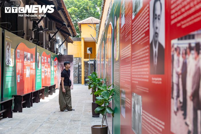 Anh Hải, khách tham quan, chia sẻ: “Qua triển lãm, tôi hiểu hơn về tinh thần cống hiến, sự hy sinh thầm lặng của các thế hệ cán bộ, chiến sĩ Công an Nhân dân. Đây cũng là dịp để thế hệ trẻ bày tỏ lòng tri ân, nuôi dưỡng niềm tự hào và ý thức trách nhiệm với đất nước”.