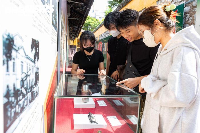 Trưng bày thu hút đông đảo người dân và du khách, trong đó có nhiều bạn trẻ. Qua những câu chuyện và hiện vật lịch sử, người xem có thêm góc nhìn về quá trình xây dựng, chiến đấu và trưởng thành của lực lượng Công an Nhân dân.