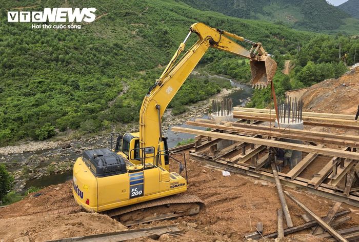 Tại Km50+700, nhà thầu thi công cầu cạn để xử lý điểm sạt trượt nghiêm trọng, trong điều kiện mặt bằng hẹp.