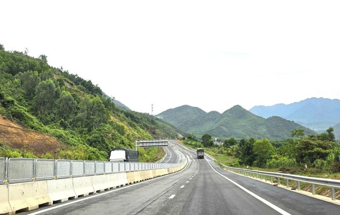 Tuyến đường có điểm đầu kết nối liên thông với cao tốc Cam Lộ - La Sơn, điểm cuối nối với cao tốc Hòa Liên - Túy Loan, với tổng mức đầu tư điều chỉnh hơn 3.270 tỷ đồng.