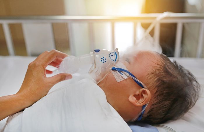 Trẻ dưới 2 tuổi có hệ miễn dịch non nớt, nguy cơ cao diễn tiến nặng nếu nhiễm não mô cầu. (Ảnh: GOLFX/Shutterstock)