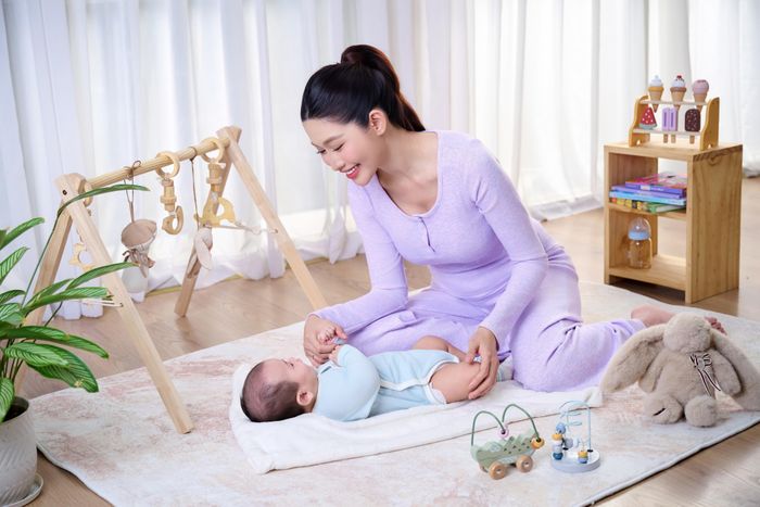“Hành trình bảo vệ con không chỉ là ôm con trong vòng tay, mà còn là chuẩn bị cho con một nền tảng sức khỏe tốt để tự tin bước vào cuộc sống”, Quỳnh Châu chia sẻ.