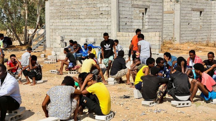 Những người di cư tập trung tại một trung tâm giam giữ ở Ain Zara, Tripoli, Libya, năm 2021. (Ảnh: Reuters)