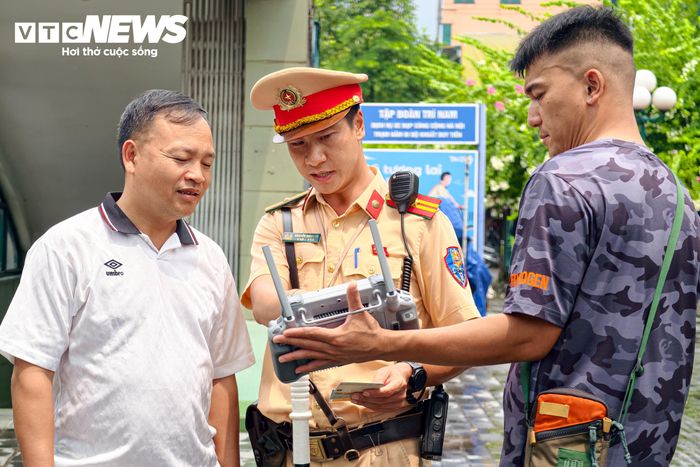 CSGT Hà Nội sử dụng thiết bị bay không người lái (UAV) để giám sát, phát hiện và xử lý vi phạm giao thông tại khu vực đường Vành đai 3, đoạn qua nút giao Khuất Duy Tiến - Nguyễn Trãi.