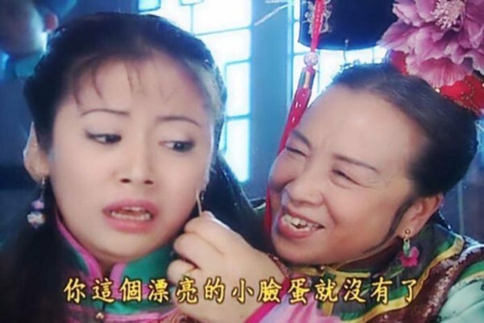 Cảnh Dung ma ma cầm kim hành hạ Tử Vy, Tiểu Yến Tử và Kim Tỏa trở thành hình ảnh ám ảnh của “Hoàn Châu cách cách”.