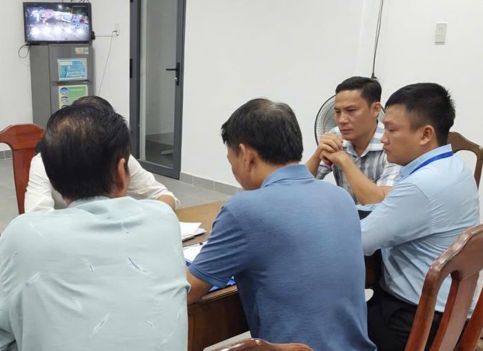 Lực lượng chức năng làm việc với chủ thuyền rồng du lịch trên sông Hương mang số hiệu HUE-1239. (Ảnh: Lãnh đạo UBND phường Thuận Hoá)