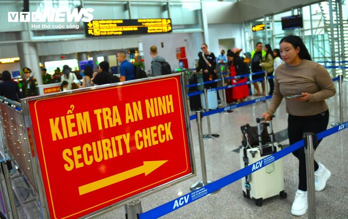 Trong 4 tháng cuối năm 2026, sản lượng hành khách qua sân bay được dự báo đạt khoảng 816.000 lượt. Các đường bay nội địa kết nối Đà Lạt với TP.HCM, Hà Nội, Đà Nẵng, Vinh, Hải Phòng và Cần Thơ đã được khôi phục. Ở mạng bay quốc tế, đường bay Đà Lạt - Kuala Lumpur (Malaysia) dự kiến khai thác 4 chuyến/tuần. Đường bay Đà Lạt - Singapore dự kiến được nối lại từ tháng 12 với tần suất 3 chuyến/tuần.