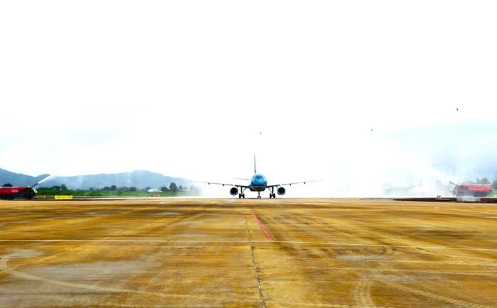 Chuyến bay được chào đón bằng nghi thức phun vòi rồng.