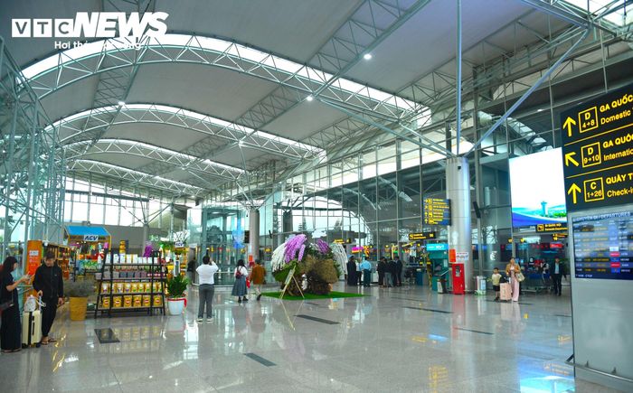 Ngay sau khi sân bay mở cửa, các hãng hàng không đã khẩn trương khôi phục đường bay đến Đà Lạt. Trong giai đoạn đầu, sân bay Liên Khương dự kiến khai thác 36 - 40 chuyến bay/ngày, phục vụ khoảng 6.800 lượt hành khách.