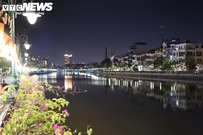 Quán bia Dân Chủ bên dòng Tam Bạc không chỉ là nơi gặp gỡ của thực khách mà còn là một nét chấm phá trong bức tranh ẩm thực Hải Phòng.