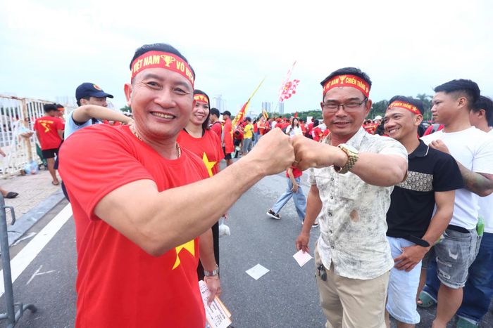 “Tôi vẫn nhớ trận năm 2014. Khi đó Việt Nam thắng lượt đi nhưng về sân nhà lại thua. Vì thế lần này dù đã dẫn 2-0, tôi nghĩ đội tuyển vẫn phải chơi thật tập trung”, anh Hoàng Hà, một cổ động viên tại Hà Nội, chia sẻ.