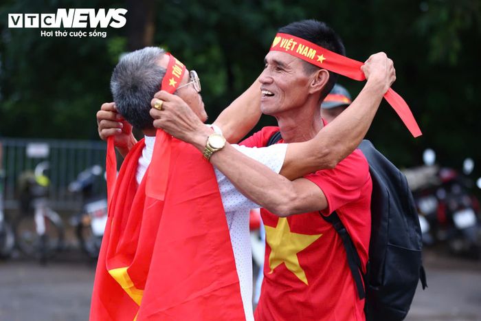 Tấm vé đầu tiên vào chung kết đã thuộc về Thái Lan. Đội bóng này thua Singapore 1-2 ở lượt về nhưng vẫn đi tiếp với tổng tỷ số 4-3 sau hai trận. Nếu vượt qua Malaysia, tuyển Việt Nam sẽ gặp Thái Lan ở chung kết.