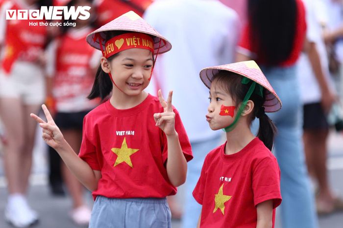 Nhiều gia đình đưa con nhỏ đến sân. Các cổ động viên nhí cũng mặc áo đội tuyển, cầm cờ và hòa vào dòng người trước giờ bóng lăn.