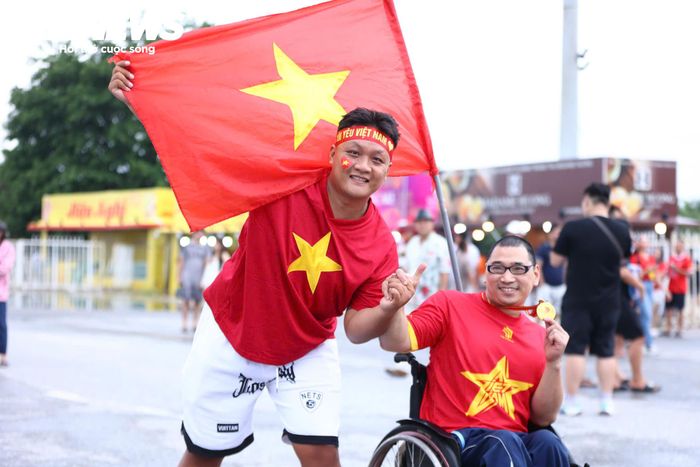 “Đi xem một trận bán kết trên sân nhà rất khác. Hy vọng hôm nay đội tuyển sẽ giữ được lợi thế và chúng tôi được ăn mừng”, anh Hoàng Anh, ở Hải Phòng nói.