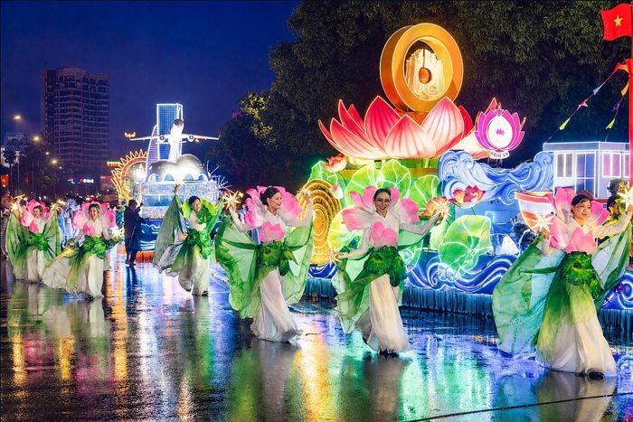 Tâm điểm của đêm hội chính là sự xuất hiện lộng lẫy của hệ thống xe diễu hành được thiết kế công phu. “Vén màn” cho hành trình ánh sáng là chiếc xe với chủ đề “Nghệ An - Cửa Lò rực rỡ sắc sen hồng”, được tháp tùng bởi dàn vũ công duyên dáng. (Ảnh: Ánh Dương)