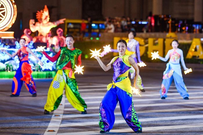 Song hành cùng vẻ đẹp rực rỡ của đoàn xe diễu hành là năng lượng bùng nổ từ dàn vũ công đường phố. Những vũ điệu Latin, Samba cuồng nhiệt đã thực sự đốt cháy đêm mưa xứ Nghệ. (Ảnh: Ánh Dương)