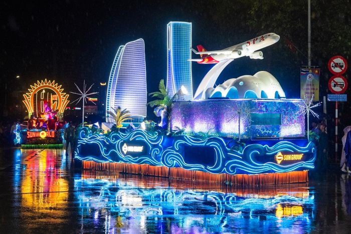 Mảnh ghép cuối cùng của đoàn diễu hành mang tên “Non sông ba miền vươn mình hội nhập”. Tụ hội những công trình biểu tượng hiện đại xuyên suốt mảnh đất hình chữ S, chiếc xe truyền tải thông điệp mạnh mẽ về một Việt Nam đầy sức trẻ và bứt phá. (Ảnh: Ánh Dương)