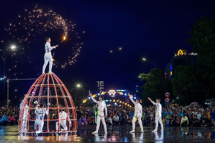 Đóng góp sắc màu hiện đại cho đêm tiệc còn là màn trình diễn tung hứng LED. Việc mang các loại hình nghệ thuật đa dạng, mới lạ tiếp cận đến với công chúng đã chứng minh sức hút mạnh mẽ của Carnival như một sản phẩm du lịch - văn hóa điểm nhấn của địa phương. (Ảnh: Ánh Dương)
