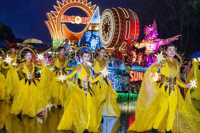 Tiếp nối là xe hoa ghi dấu các công trình biểu tượng của Sun Group trên cả nước như Sun World Fansipan Legend, Sun World Hon Thom. (Ảnh: Ánh Dương)