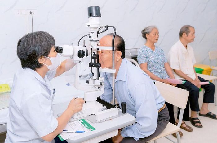 Kiểm tra mắt cho người cao tuổi tại Cơ sở chăm sóc sức khỏe ban ngày cho người cao tuổi ở phường Long Biên. Ảnh: Quang Thái