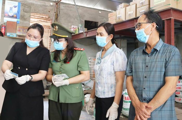Đoàn công tác của Sở Nông nghiệp và Môi trường Hà Nội phối hợp với xã Bát Tràng kiểm tra một cửa hàng kinh doanh vật tư nông nghiệp. Ảnh: Thơ Thơ
