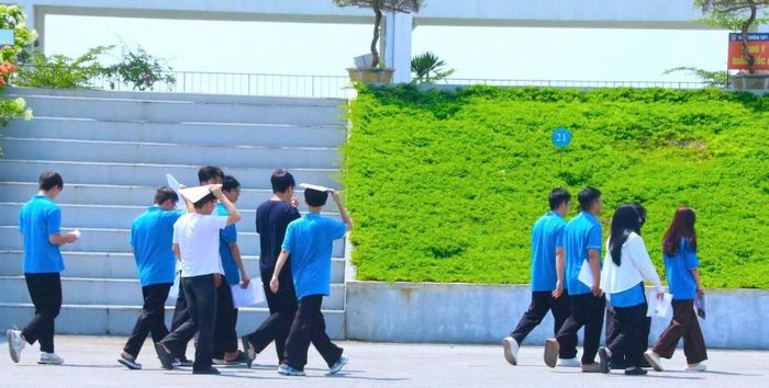 Hơn 300 thí sinh thi lại tốt nghiệp tại điểm thi Trường THPT chuyên Tuyên Quang. Ảnh: TH