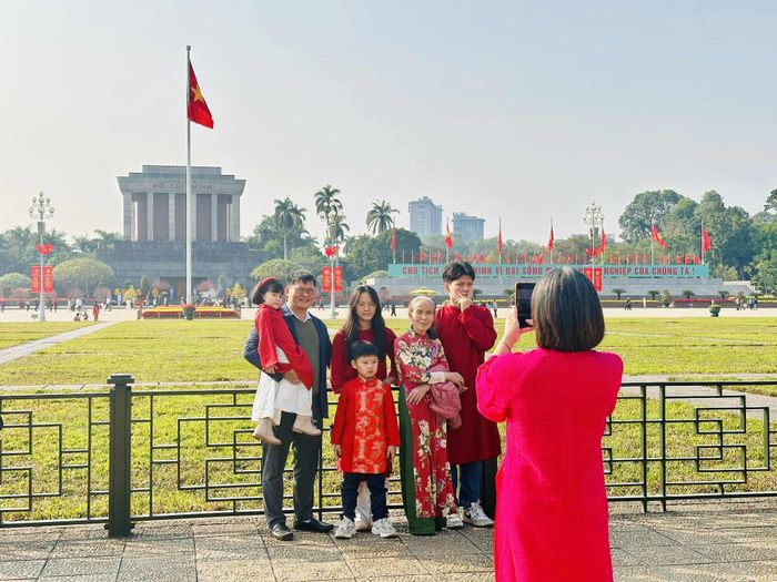 Quảng trường Ba Đình - nơi người dân và du khách thường xuyên đến thăm để tưởng nhớ Chủ tịch Hồ Chí Minh. Ảnh: Hoàng Quyên