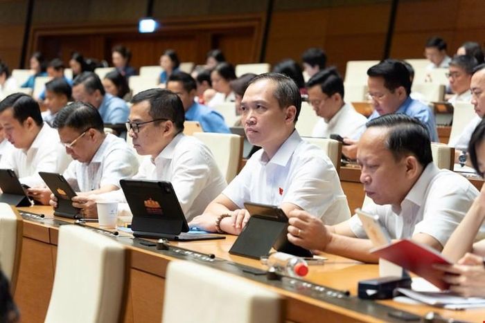 Các đại biểu Quốc hội nghe trình bày các tờ trình, báo cáo về định hướng xây dựng các dự án Luật. Ảnh: Quochoi.vn