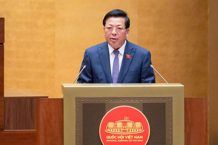 Bộ trưởng Bộ Xây dựng Trần Hồng Minh trình bày tờ trình. Ảnh: media.quochoi.vn