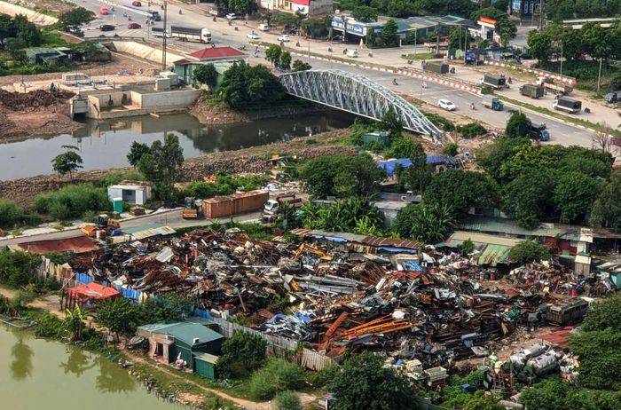 Bãi tập kết phế liệu bên cạnh đường 70, địa phận xã Xuân Phương. Ảnh Quý Hồng